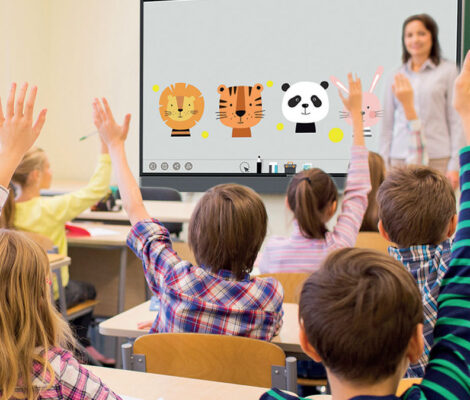 Salle de classe avec tableau numérique