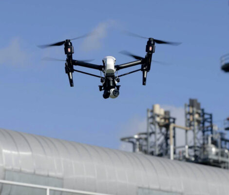 Drone sur un site industriel