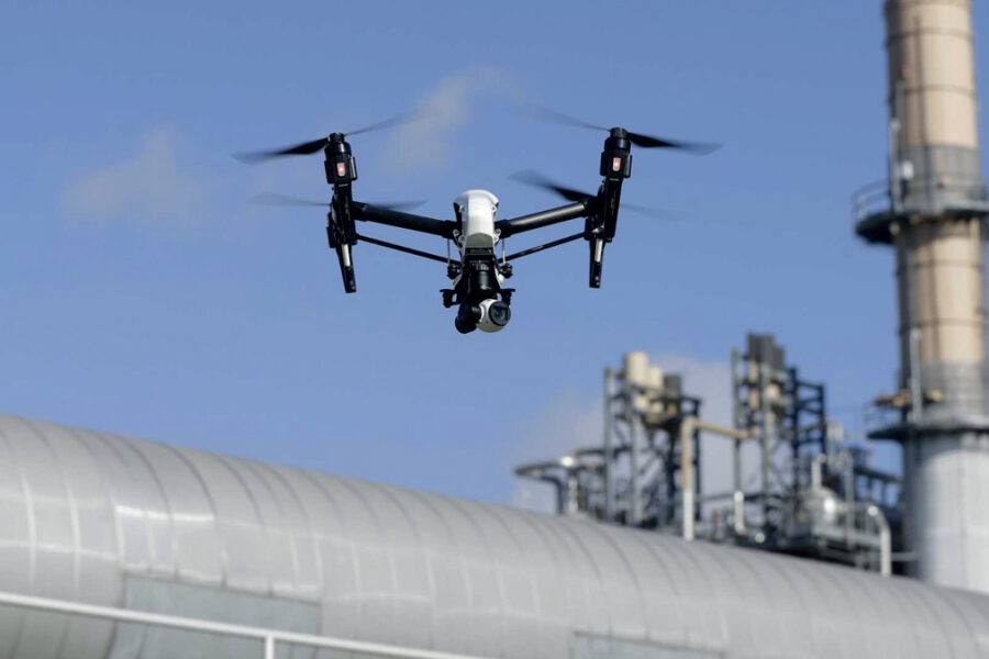 Drone sur un site industriel